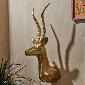 Sculpture murale originale en forme de tête de girafe dorée antique, avec lunettes et casquette, présentée sous cadre, disponible à prix de gros. - Product Image 3
