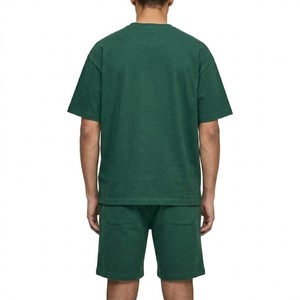 Ensemble coordonné minimaliste vert forêt unisexe pour homme, t-shirt en coton premium et short à cordon de serrage, tenue d'été essentielle et élégante - Product Image 4