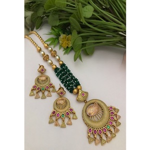 Conjunto de Collar y Pendientes de Latón Chapado en Oro con Incrustaciones Finas de Kundan y Polki, Estilo Rajwadi, Joyería para Bodas Indias, Regalo para Mujeres, con Piedras de Moissanita - Product Image 1