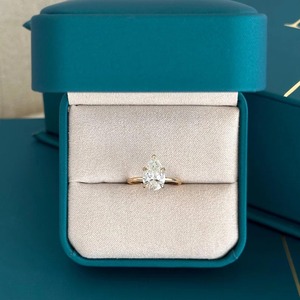 Nouvelle conception Bague solitaire en diamant de laboratoire taille poire avec halo caché en forme de poire à griffes en V pour la vente à l'exportation - Product Image 5