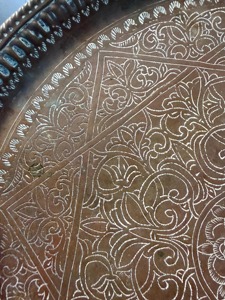 Plateau de service en laiton artisanal, style vintage, rond, gravé avec un design géométrique et floral islamique complexe - Product Image 6