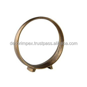 Diseño DE FIRMA DE Ashley Ryandale Escultura de metal redonda Acabado de latón antiguo Este acento redondea su decoración con un estilo elegante - Product Image 1