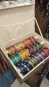 Ensemble de bracelets multicolores en verre serti, prêt pour l'affichage en showroom, ton or, style Ghungroo Kadas du Cachemire, lot de 144 Chudiyan en verre avec doublure B - Product Image 4