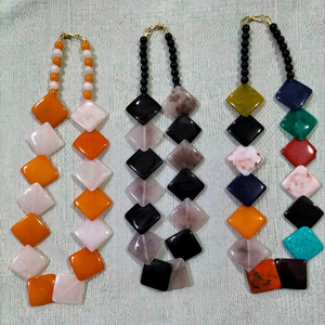 Collier de bijoux en résine personnalisable Collier de pendentifs à motifs de fleurs sur le thème de l'art Design artisanal exclusif - Product Image 1