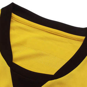 Uniforme de fútbol de malla de nailon de color amarillo de primera calidad, ropa deportiva con logotipo y números del equipo, uniformes de fútbol hechos en Pakistán - Product Image 5
