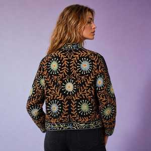 Veste Suzani en velours noir avec broderie florale complexe, art populaire traditionnel fait main, style bohème moderne, blazer d'hiver - Product Image 3
