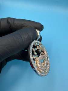 Colgante de Dragón Iced Out Bicolor de Plata de Ley 925, Colgante Hip Hop, Potente y Mística Criatura del Oeste, con Moissanita - Product Image 2