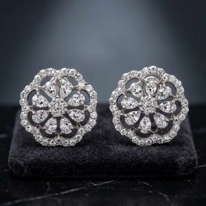 Boucles d'oreilles clous en or massif 18 carats avec pavé floral et diamants de laboratoire certifiés IGI, pour femme, cadeau idéal pour anniversaire ou mariage, bijoux fins - Product Image 1