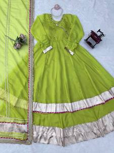 Ensemble Lehenga Anarkali Royal Mirror Grace, ensemble de costume en soie organza de luxe, Lehenga Anarkali classique avec miroirs et Gota Patti - Product Image 5