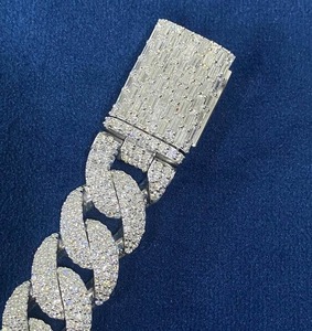 Bracelet cubain en moissanite de luxe le plus vendu pour hommes et femmes, bijoux de mode étincelants et glacés, disponible à la vente - Product Image 4