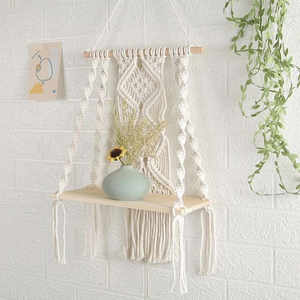 Estante colgante de pared de macramé blanco hecho a mano con cuerda de algodón y madera de pino, estante de madera de estilo bohemio con patrón geométrico para decoración del hogar. - Product Image 3
