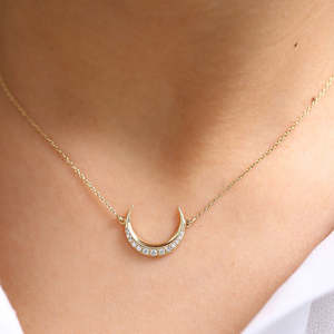 Collar de luna creciente clásico de alta calidad en plata de ley 925 con baño de oro de 14K y moissanita, perfecto para fiestas. - Product Image 2
