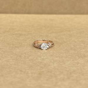 Elegante Anillo de Diamantes Cultivados en Laboratorio, Oro Rosa de 9KT, Corte Redondo, Diamante Central de 0.82CT con Diamantes Laterales, Joyería de Lujo para Mujer, Ideal para Fiestas - Product Image 1