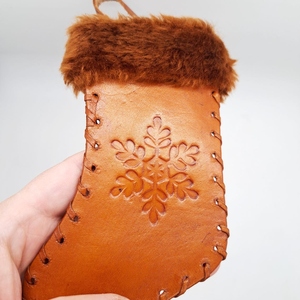 Adorno Navideño de Cuero Marrón Hecho a Mano con Borde de Piel Sintética y Decoración Navideña con Copo de Nieve en Relieve - Product Image 3