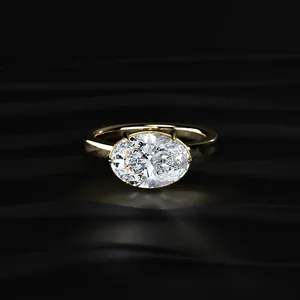 Bague de fiançailles solitaire en diamant de laboratoire ovale East West, tige européenne en or jaune pour femme, certifiée IGI, de confiance indienne - Product Image 1