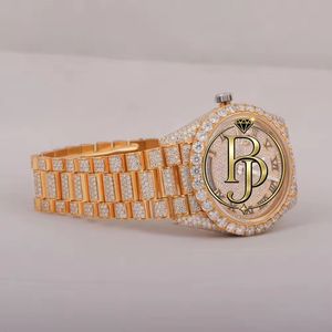 Montre de luxe Briva en acier inoxydable à quartz, écologique, affichage jour/date, étanche 10 bars, lunette ornée, chiffres romains étincelants - Product Image 6