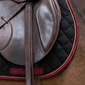 แผ่นรองอานม้ากำมะหยี่สีดำปักโลโก้ตามสั่ง แต่งขอบผ้าซาตินสีแดงเบอร์กันดี ลายเพชรเย็บแบบควิลท์ คุณภาพพรีเมียม HMGLOBAL GP Equestrian - Product Image 5