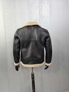 Veste en cuir et fourrure de haute qualité, tendance et élégante, très chic et cool - Product Image 4