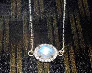Collier pendentif de luxe en pierre de lune arc-en-ciel naturelle avec halo et accents en CZ sur chaîne à maillons plaquée argent pour femme - Product Image 4