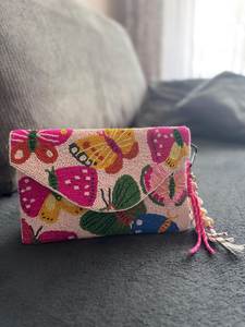 Bolso de mano tipo sobre con abalorios de mariposa para mujer, lindo bolso con solapa floral - Product Image 1