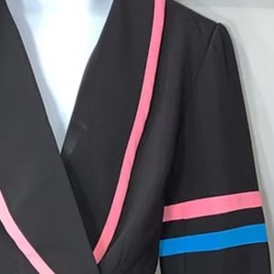 เสื้อเบลเซอร์สีดำสำหรับผู้หญิง แต่งขอบสีชมพูและสีฟ้า กระดุมสองเม็ด ทรงเข้ารูป แขนยาว สง่างาม เหมาะสำหรับสุภาพสตรี ใส่ทำงานในสำนักงานหรือโอกาสทางการ - Product Image 6