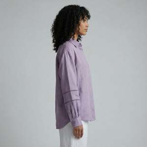 Chemise boutonnée élégante en coton et lin lavande pour femme, avec tissu léger, style moderne et coupe confortable - Product Image 6