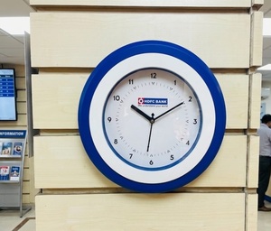 Horloge murale ronde en plastique HDFC Bank, analogique à quartz, décoration de bureau, silencieuse, cadre bleu, cadran blanc, design moderne, produit promotionnel pour le bureau - Product Image 1