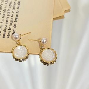 Boucles d'oreilles en perles d'eau douce de haute qualité 7-8 mm, accessoire d'oreille en forme de fleur de pivoine, incrustation de coquillage, perles de 7-8 mm - Product Image 3