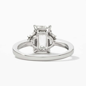 Bague de fiançailles en or blanc 14 carats de qualité supérieure avec trois diamants de 3,80 carats taille émeraude F VS1 cultivés en laboratoire pour femmes - Product Image 3