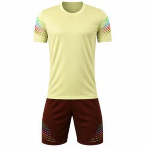 Nouvel arrivage : Ensemble uniforme de football respirant en polyester pour homme – Haut jaune, short marron, impression par sublimation, taille adulte, personnalisable - Product Image 1