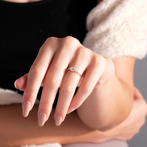 Bague de fiançailles en diamant de laboratoire rond gradué, plaqué or 18 carats, alliance délicate, cadeau d'anniversaire, bague de promesse, cadeau pour elle - Product Image 2