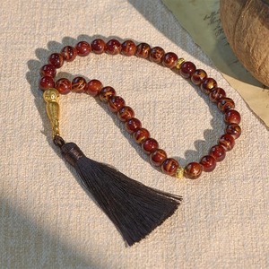 Perles de prière en résine faites à la main, rondes, marron, avec pompon noir, thème religieux islamique et bouddhiste, motif circulaire, artisanat en résine - Product Image 1