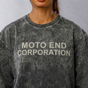 เสื้อยืดเดนิมโอเวอร์ไซส์ Moto End Corporation แขนสั้นสำหรับผู้ชาย สไตล์สตรีท ล้างสีแบบแอซิด คอกลม พิมพ์ลายตัวอักษรสีดำ โลโก้ด้านหลัง - Product Image 4