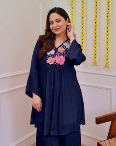 La temporada festiva requiere atuendos que brillen con la misma luminosidad que las celebraciones. Con este conjunto festivo de georgette puro, ¡estás listo para la fiesta! - Product Image 2