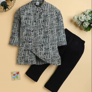 ชุดคุรตะพิมพ์ลายสีดำสำหรับเด็กผู้ชาย พร้อมกางเกงสีดำ ชุดพื้นเมืองทันสมัยสำหรับเด็ก สวมใส่สบาย เหมาะสำหรับงานเทศกาล ชุดแบบดั้งเดิม - Product Image 1