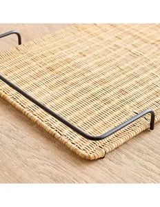 Plateau rectangulaire en rotin avec cadre en métal moderne, fait main, avec poignées en fer noir pour la décoration de table - Product Image 2