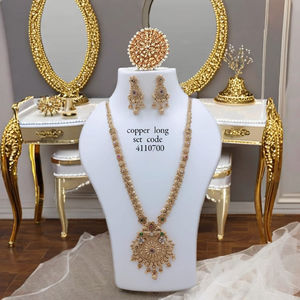 Conjunto nupcial étnico tradicional del sur de la India de alta calidad, de latón, con diseño de diosa de circonita, chapado en oro rosa, para compromiso, boda o fiesta. - Product Image 1