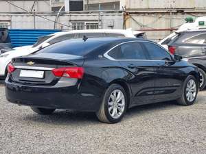 Voiture familiale d'occasion propre, Impala berline 2019, extérieur noir, essence, automatique - Product Image 2