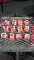 Les chichas indonésiennes sont fabriquées sur site avec des briquettes de coco entièrement issues de coques de noix de coco.