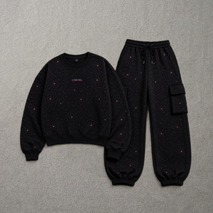 Conjunto de dos piezas OEM para mujer: Sudadera de cuello redondo de tejido grueso y pantalones cargo holgados a juego, con adornos de pedrería. - Product Image 3