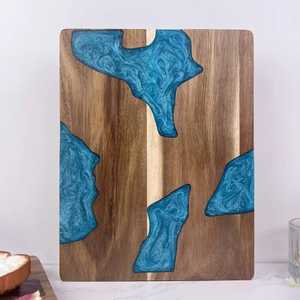 Tabla de servir de madera de acacia premium con resina epoxi color azul verdoso, estilo pala, con asa, para quesos y embutidos, diseño de olas marinas. - Product Image 2