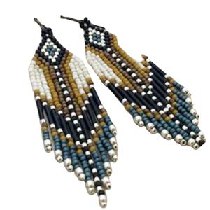 Elegantes pendientes de cuentas de semillas de cristal hechos a mano para novias - Product Image 1