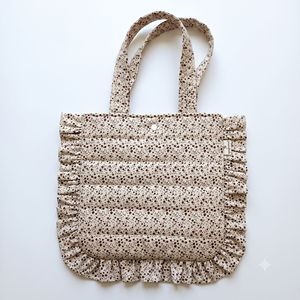 Bolso Tote de Algodón Acolchado para Mujer con Volantes, Patrón Floral Beige, Cierre de Broche, Bolso de Hombro - Product Image 1