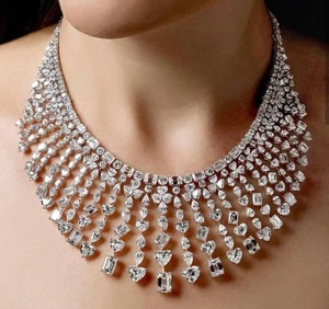 Collar de Moissanita Personalizado Fabricado en India con Recubrimiento de Oro, Joyería de Lujo Moderna para Bodas y Colección de Regalos en Venta - Product Image 6