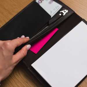 Funda de Cuero Genuino para Chequera, Personalizada con Marca, con 2 Bolsillos, Impermeable, Porta Cheques - Product Image 3