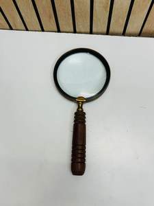 Loupe grossissante de 4 pouces en laiton finition antique avec poignée ronde en bois - Product Image 5
