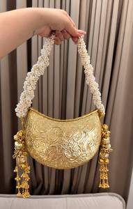Bolso de mano artesanal indio de latón con forma de media luna, bolso de noche de metal vintage para fiesta nupcial - Product Image 4