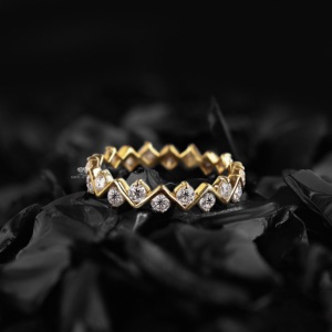 Bague de mariage empilable en or 14 carats avec diamants de laboratoire ronds et taille princesse, motif zigzag, pour elle, vente en gros - Product Image 1