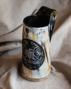 Chope artisanale traditionnelle africaine en corne d'Inde, personnalisée, style unique, avec motifs animaux et religieux gravés - Product Image 4