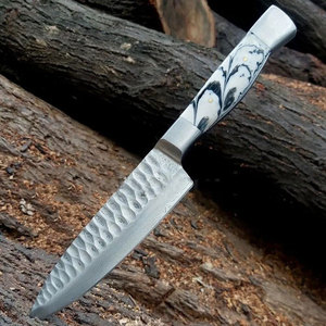 Cuchillo de acero de Damasco con mango azul marmoleado y hoja con patrón martillado - Product Image 2